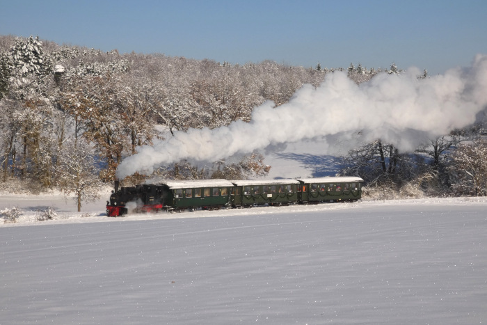 99&nbsp;7203 noch mal mit dem ersten Nikolauszug des Tages in den schneebedeckten Feldern am oberen Duital, um 13:01h am 03.12.2023