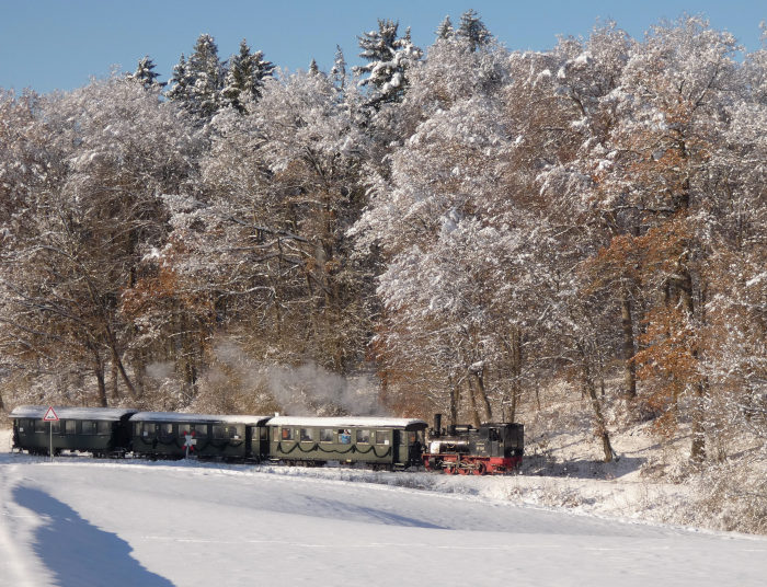99&nbsp;7203&nbsp;Tv auf Talfahrt zurück von Oppingen nach Amstetten am Ende des Waldes am mittleren Duital, um 13:41h am 03.12.2023