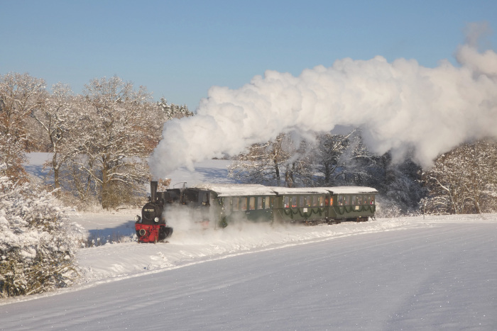 99&nbsp;7203 mit dem zweiten Nikolauszug nach Oppingen, zwischen den tief verschneiten Feldern am oberen Duital, um 14:00h am 03.12.2023