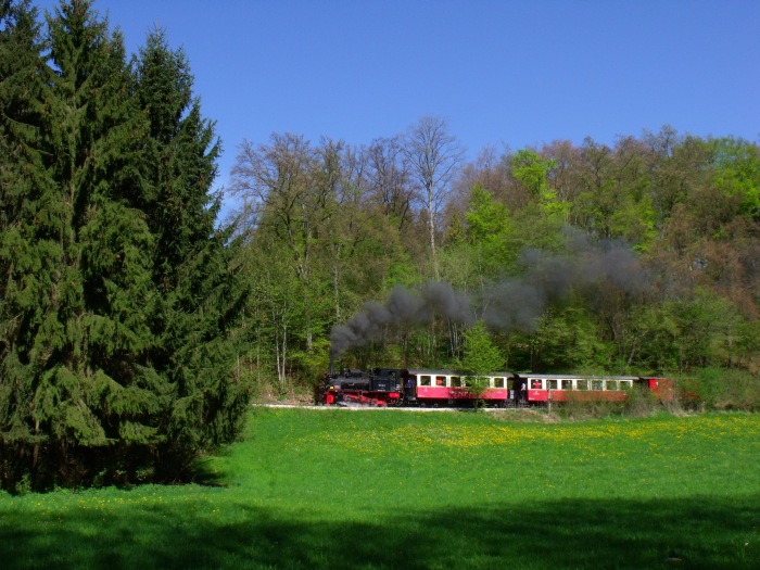 99&nbsp;7203 kommt mit ihrem Zug von Amstetten nach Oppingen bergauf gefahren, fotografiert im unteren Teil des Duitals, am 01.05.2012 um 10:06h
