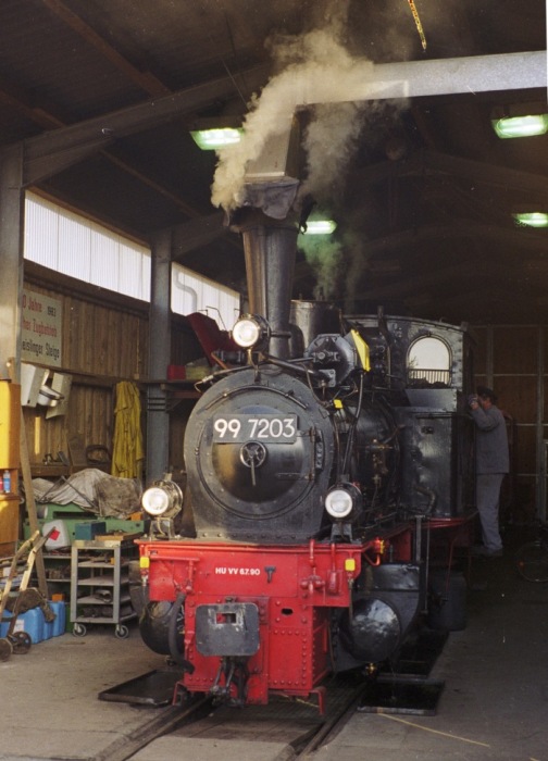 99&nbsp;7203 im Lok-Werkstatt-Schuppen Amstetten, September 1997