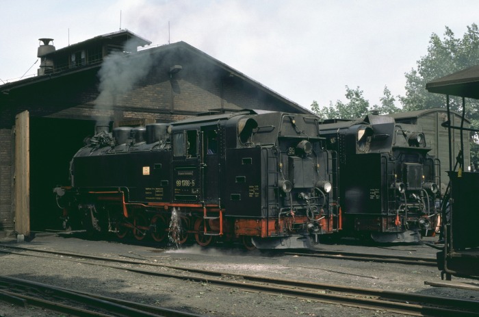99&nbsp;1786 neben 99&nbsp;1793 vor dem Lokschuppen in Radeburg, am 14.08.1978