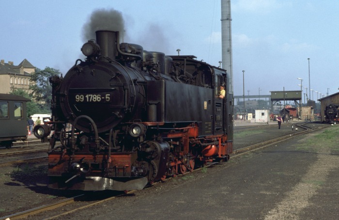 99&nbsp;1786 kommt vom kleinen Bw zum Bahnhof gefahren in Radebeul Ost, am 19.08.1978