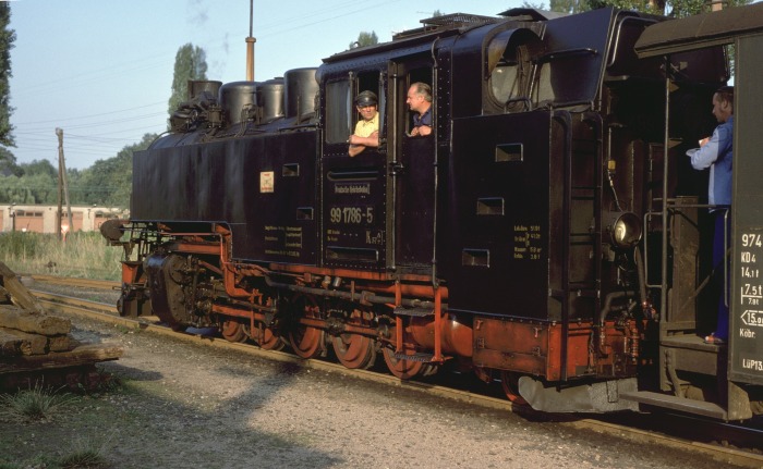 99&nbsp;1786 vor dem P&nbsp;14218 in Berbisdorf, am 19.08.1978