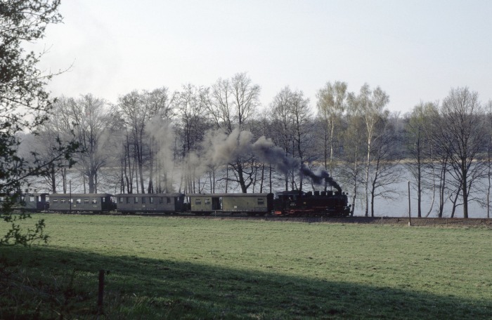 99&nbsp;1787 mit P&nbsp;14214 am Cunnertswalder Großteich, am 24.03.1990