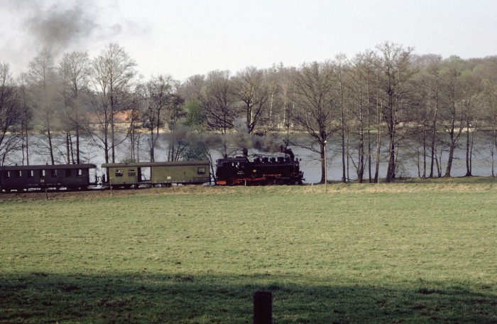 99&nbsp;1787 mit P&nbsp;14214 am Cunnertswalder Großteich, am 24.03.1990