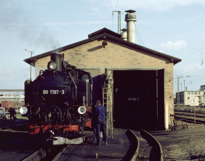 99&nbsp;1787 vorm Lokschuppen in Radebeul Ost, am 25.03.1990