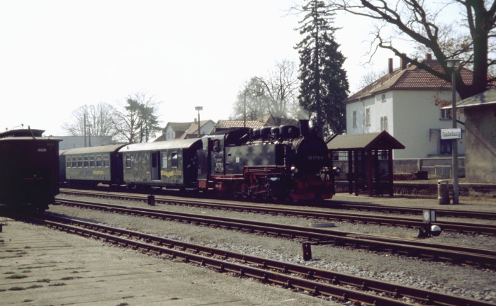 99&nbsp;1775 mit P&nbsp;3004 in Radeburg einfahrend, am 02.04.2007