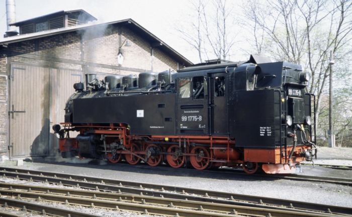 99&nbsp;1775 vor dem Lokschuppen in Radeburg, am 02.04.2007