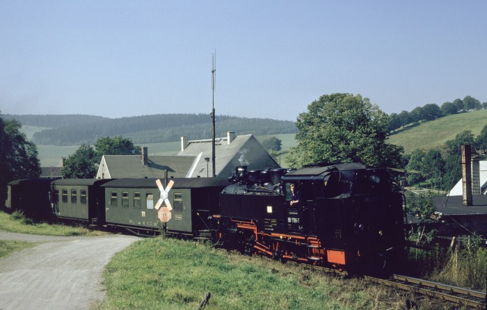 99&nbsp;1785&nbsp;Tv mit P&nbsp;14310 an der Einfahrt von Cranzahl, um 11:48h am 08.09.1989