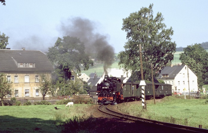99&nbsp;1785 mit P&nbsp;23573 hinterm Bahnübergang in Neudorf, am 08.09.1989