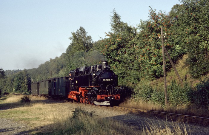 99&nbsp;1785 mit P&nbsp;23575 einfahrend in Unterneudorf, am 08.09.1989