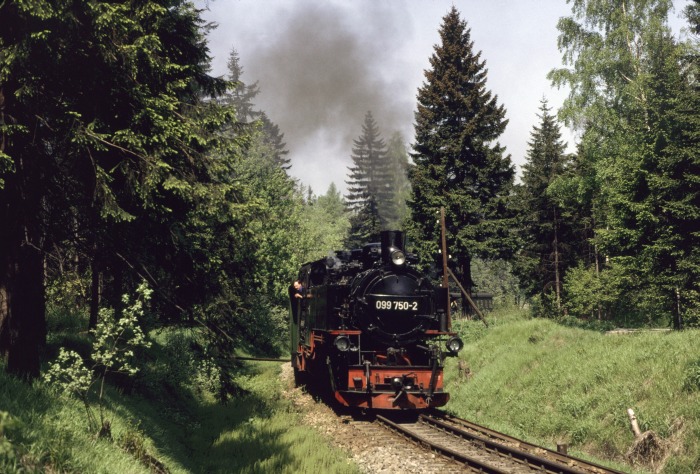 099&nbsp;750 (99&nbsp;786) mit N&nbsp;14319 hinter Kretscham-Rothensehma, am 23.05.1992