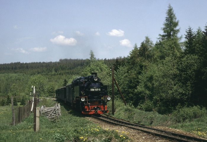 099&nbsp;737 (99&nbsp;772) mit N&nbsp;14311 hinter Kretscham-Rothensehma, am 23.05.1992