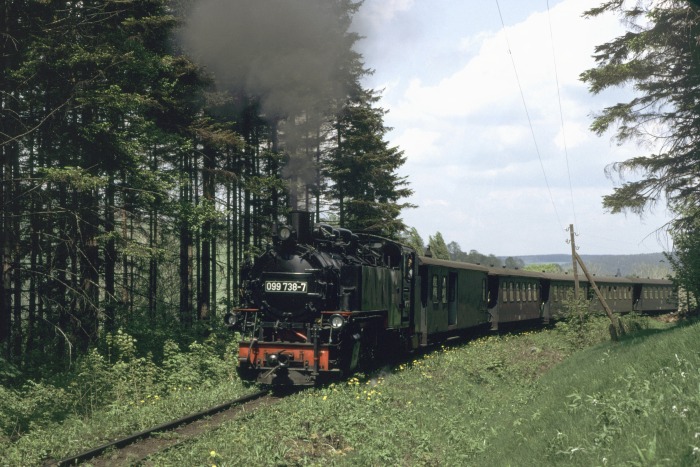 099&nbsp;738 (99&nbsp;773) mit N&nbsp;14315 zwischen Cranzahl und Unterneudorf, am 23.05.1992