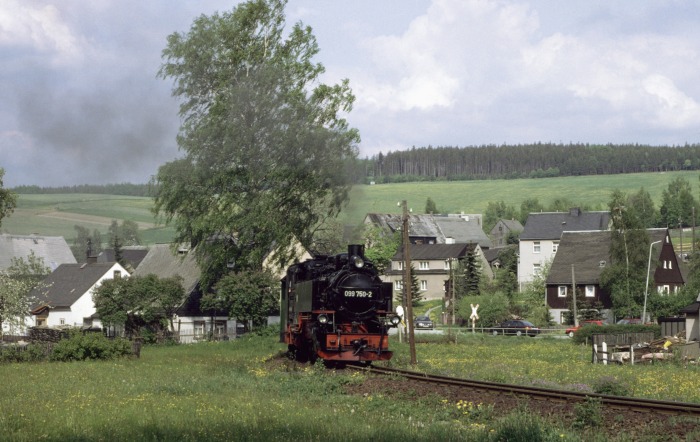 099&nbsp;750 (99&nbsp;786) mit N&nbsp;14319 hinterm Bü in Neudorf, am 23.05.1992