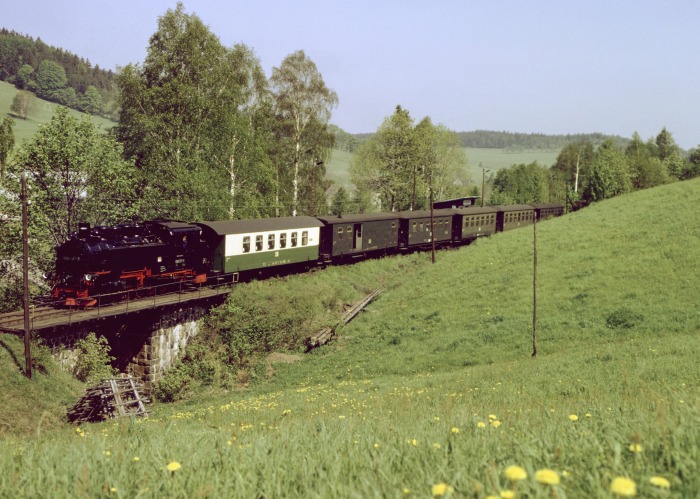 099&nbsp;737 (99&nbsp;772) mit N&nbsp;14309 hinter Unterneudorf, am 24.05.1992