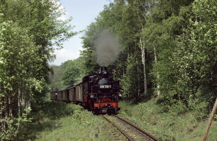 099&nbsp;738 (99&nbsp;773) mit N&nbsp;14311 vor Unterneudorf, am 24.05.1992