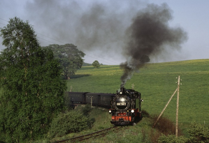 099&nbsp;738 (99&nbsp;773) in der Kurve hinter Cranzahl, am 24.05.1992