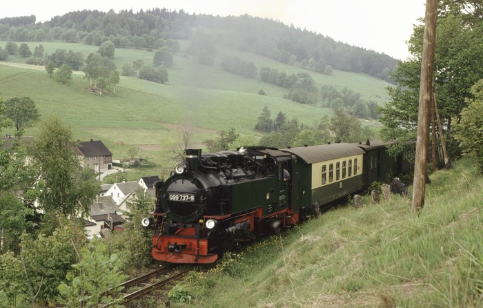 099&nbsp;737 (99&nbsp;772) mit Zug N&nbsp;14309 hinter dem Haltepunkt Unterneudorf, um 10:56h am 29.05.1992
