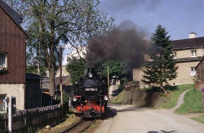 099&nbsp;737 (99&nbsp;772) im Bw Oberwiesenthal, im Hintergrund die markante Kirche des Ortes, um 15:10h bei leider ziemlich unfotogenem Wetter am 12.09.1993