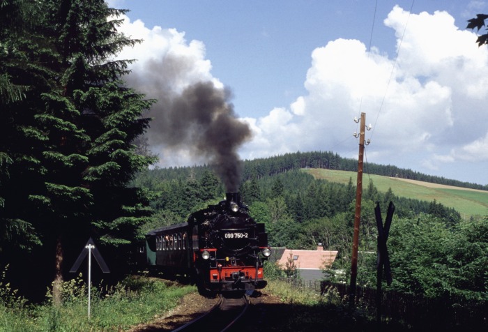 099&nbsp;750 (99&nbsp;786) mit RB&nbsp;8847 hinter Vierenstraße, am 13.07.1997
