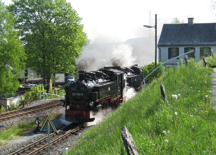 99&nbsp;1789 + 99&nbsp;786 vorm P&nbsp;1001 verlassen gerade den Bahnhof Cranzahl, um 9:40h am 19.05.2007