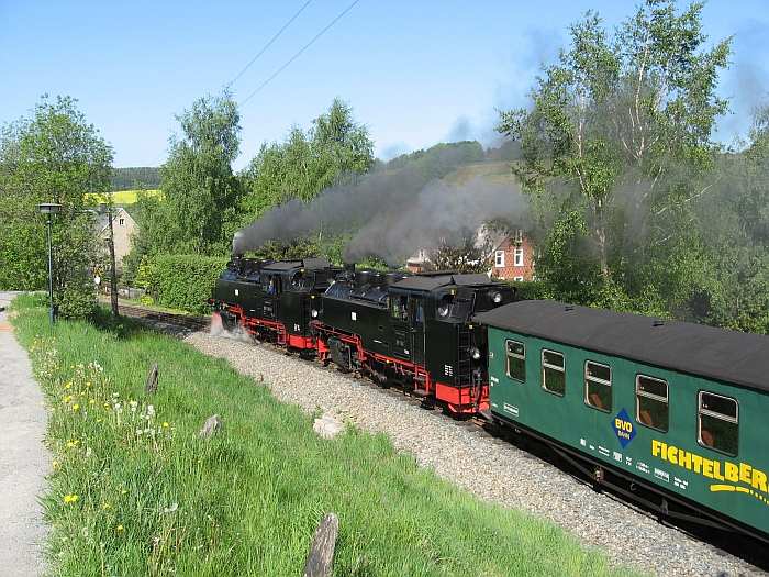 99&nbsp;1789 + 99&nbsp;786 mit P&nbsp;1001 verlassen gerade den Bahnhof Cranzahl, um 9:40h am 19.05.2007