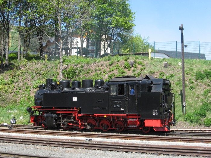 99&nbsp;786 setzt um im Bahnhof Oberwiesenthal auf Gleis zum Bw, um 11:56h am 19.05.2007