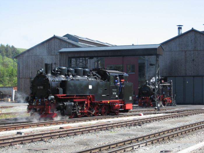 99&nbsp;786 und 99&nbsp;794 vor der Halle des Betriebswerks Oberwiesenthal, am 19.05.2007