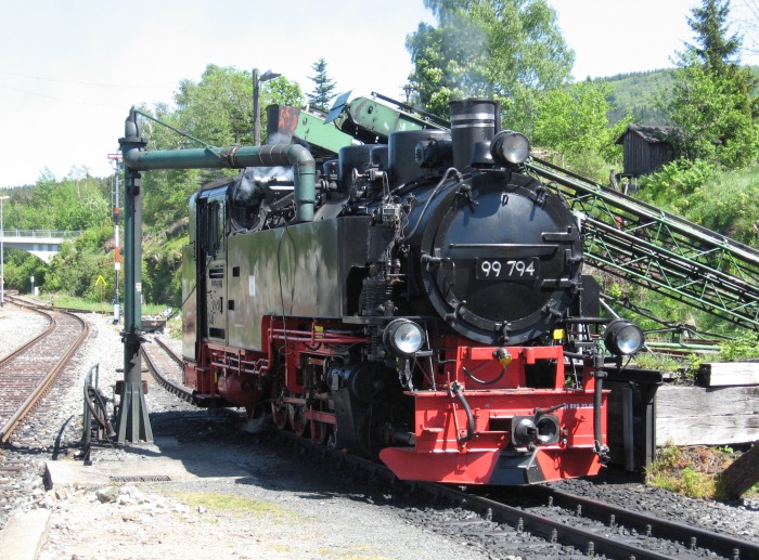 99&nbsp;794 erhält Wasser im Bahnhof Cranzahl, am 19.05.2007