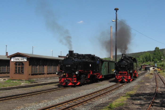 99&nbsp;794 fährt an 99&nbsp;786 (vor Sonderzug) vorbei  im Bahnhof Cranzahl, am 19.05.2007