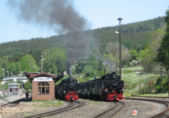 99&nbsp;794 neben 99&nbsp;786 in Cranzahl, am 19.05.2007
