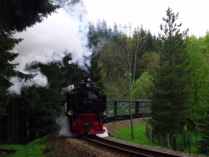 99&nbsp;794 fährt mit ihrem P&nbsp;1001 nach Oberwiesenthal (der erste Zug des Tages) kurz nach einem richtig kalten Hagelschauer aus Vierenstraße heraus, um 10:22h am 13.05.2012