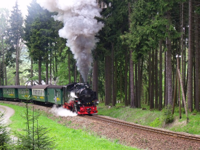99&nbsp;773 mit längerem P&nbsp;1003 in der Steigung hinter Vierenstraße, um 12:09h am 13.05.2012