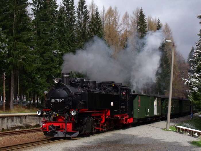 99&nbsp;1785 mit P&nbsp;1101 einrollend in Vierenstraße, wo...- wie man im Hintergrund teilweise sehen kann - noch kalter Winter herrscht Ende April, um 10:36h am 25.04.2016