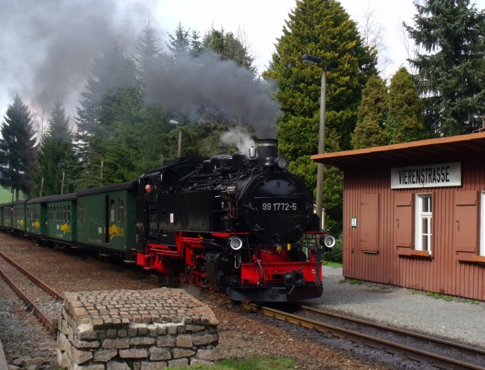99&nbsp;1772 mit P&nbsp;1007 nach Oberwiesenthal, beim Halt in Vierenstraße, um 15:27h am 29.04.2017