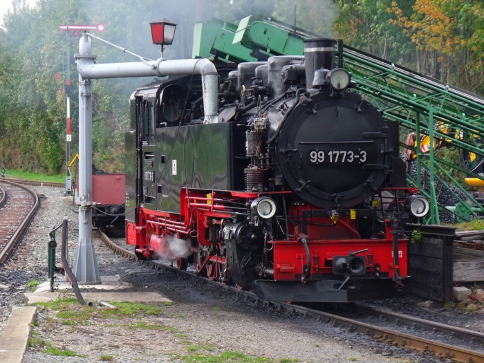 99&nbsp;1773 am Wasserkran im Bahnhof Cranzahl, um 13:00h am 27.09.2019