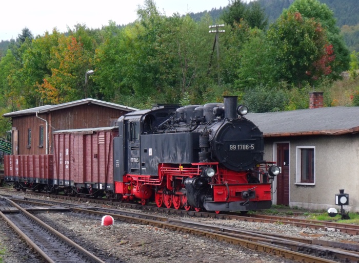 99&nbsp;1786 vor Schmalspurgüterwagen im Bahnhof Cranzahl kalt ausgestellt, um 13:04h am 27.09.2019