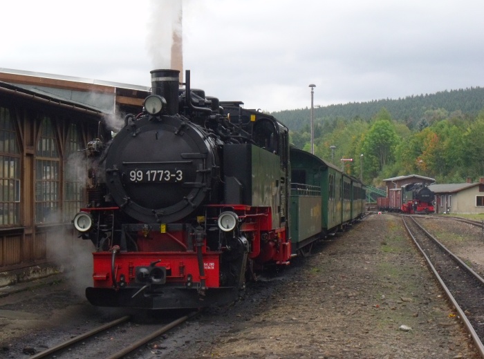 99&nbsp;1773 vorm P&nbsp;1005 nach Oberwiesenthal abfahrtbereit am Bahnsteig in Cranzahl um 13:10h am 27.09.2019