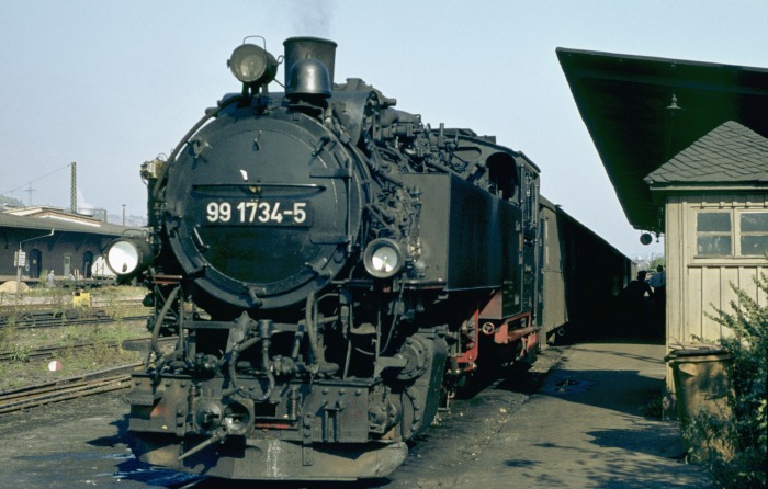 99&nbsp;1734 vorm P 14265 in Freital-Hainsberg am Bahnsteig, am 11.10.1976