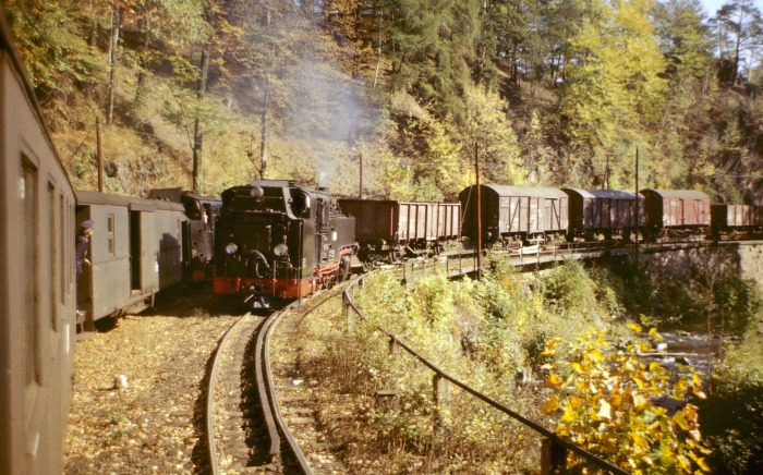 99&nbsp;1734 vor P&nbsp;14265 nach Kipsdorf, aus dem heraus fotografiert wird, kreuzt in Rabenau die 99&nbsp;1776&nbsp;Tv mit Güterzug abwärts nach Hainsberg, am 11.10.1976