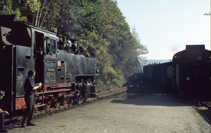 99&nbsp;1747&nbsp;Tv abwärts mit Pz kreuzt 99&nbsp;1734 vor P&nbsp;14265 aufwärts in Seifersdorf, am 11.10.1976
