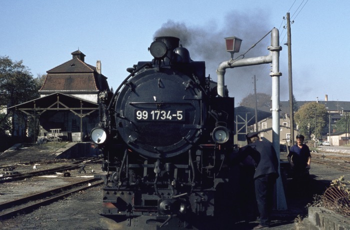 99&nbsp;1734 vor dem P&nbsp;14265, Wasserhalt in Dippoldiswalde, am 11.10.1976