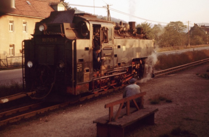 In Obercarsdorf wird 99&nbsp;1761 ebenfalls noch mal vor Güterzug wartend überholt, am 11.10.1976