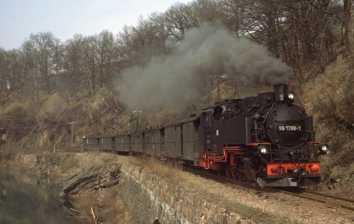 99&nbsp;1788 mit P&nbsp;14265 am oberen Stausee Malter, am 11.03.1977