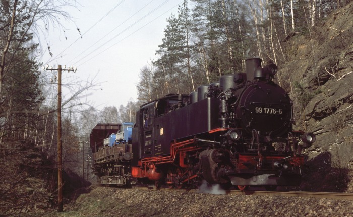 99&nbsp;1776 mit schwerem Güterzug in der Steigung zwischen Seifersdorf und Malter, um 14:30h am 11.03.1977