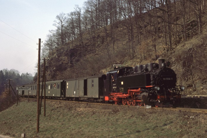 99&nbsp;1794 verläßt Seifersdorf mit dem P&nbsp;14269, um 15:00h am 11.03.1977