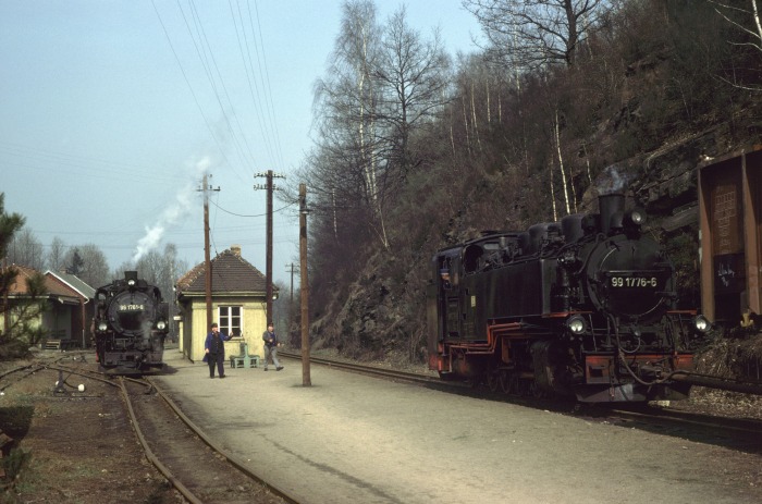 99&nbsp;1776&nbsp;Tv mit Güterzug kreuzt 99&nbsp;1761 ebenfalls vor Güterzug in Seifersdorf, am 24.03.1977