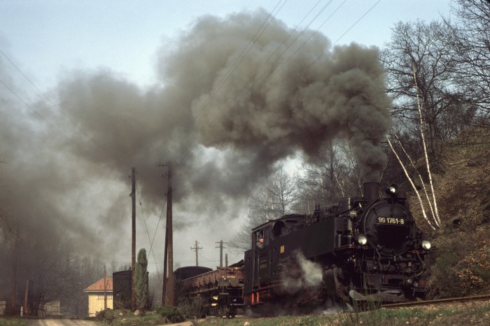 99&nbsp;1761 mit Güterzug Ausfahrt Seifersdorf, am 24.03.1977